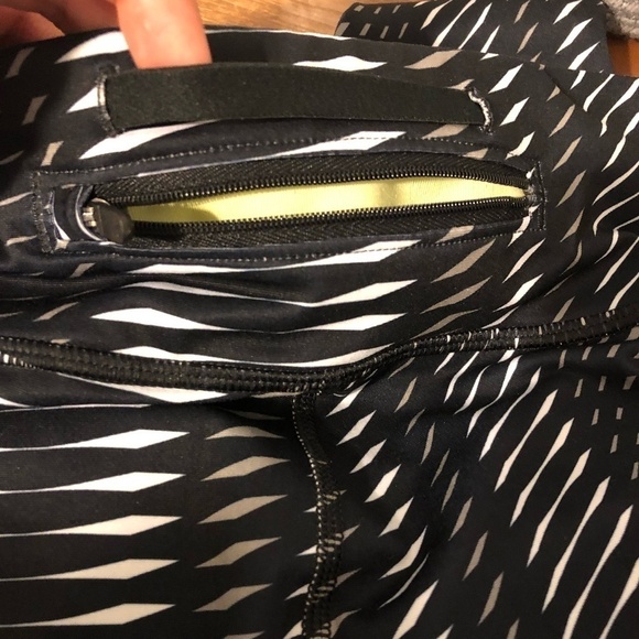 UNDER ARMOUR Leggings Women's Size Small Black White Compression Heat Gear - Picture 7 of 8